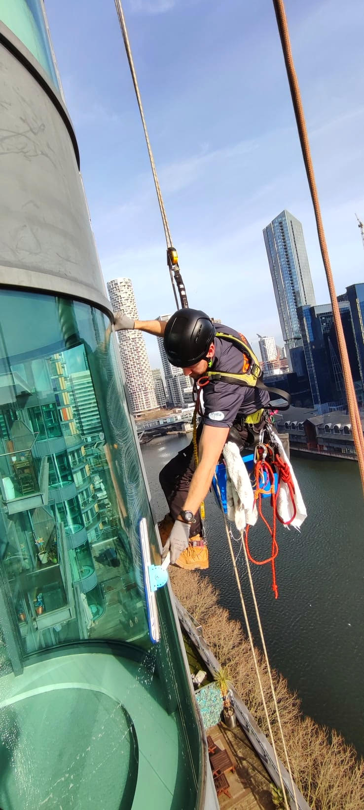 South Quay Plaza, Mill Harbour, Window cleaning